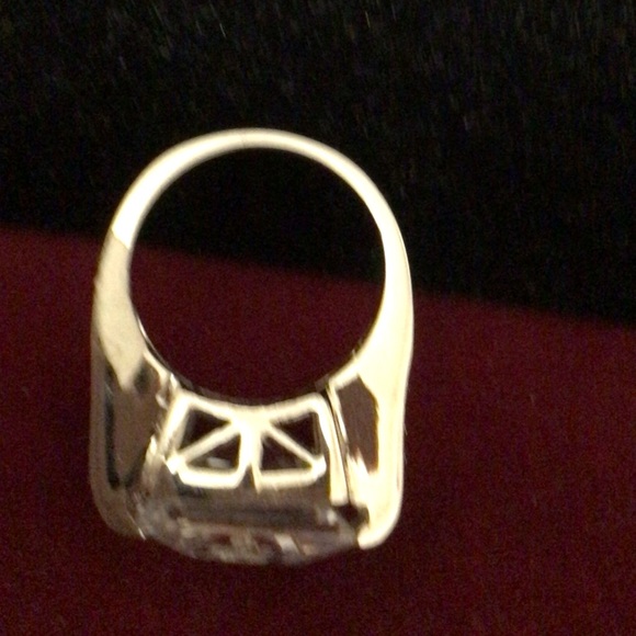 ⬇️Price Drop⬇️NWOT silver ring with large centre stone - Picture 7 of 10